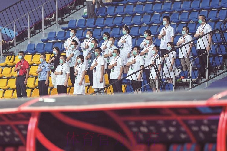 中国足球兑现承诺 邀请抗疫英雄现场观看中超联赛